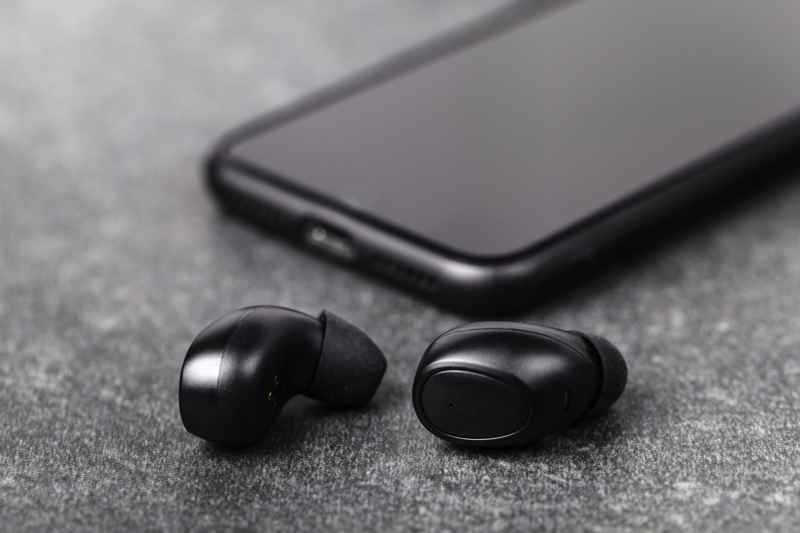 Noise Cancelling vs Regular Earbuds – Which Should You Buy?